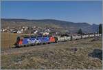 Die SBB Re 6/6 11610 (Re 620 010-9)  Spreitenbach  bringt etliche leere Fans-u Wagen als Güterzug 69701 von Lausanne-Triage nach Le Brassus und konnte hier bei Les Charbonnières mit dem