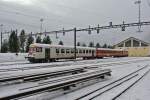 Der ehemalige Schlerzug aus dem Valle de Joux steht noch immer vor dem Depot in Vallorbe. Der dazugehrige ABDe ist im Inneren des Depots abgestellt, am Pendel ist dafr die Travys Re 4/4 II ex. BLS, exex SBB; Bt 50 85 80-35 904-2 ex. MThB, B Lego 50 85 20-35 504-3 ex. TRN und Re 4/4 II 420 503-6, 27.12.2014.