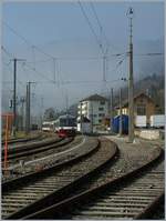 Gut zehn Jahre früher zeigt sich ein RTV TRN NPZ RABe 566 auf der Fahrt von  Neuchâtel nach Buttes beim Halt in Noiraigue.