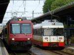 SBB + trn / CMN -  Im Bahnhof von La Chaux de Fonds sind am warten ein SBB Triebwagen Typ .. RBDe 4/4 560  neben dem trn/CMN - Schmalspur Triebwagen BDe 4/4  7 am 08.07.2007