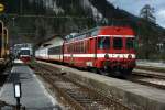 Schlerzge im Bahnhof Fleurier: Links Hinten Nina RABe 537 321 als R116 nach Buttes und vorne RBDe 567 315 als R4817 nach Noiraigue.