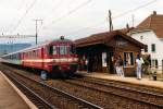 RVT/TRN/SBB: Infolge Rollmaterialmangel bei der SBB im Jahre 1987, verkehrte auf der Strecke Lausanne-Genève im Regionalverkehr ein bunter NPZ  KOLIBRI-ERSATZZUG . SBB Regionalzug im August bei ETOY mit RVT Bt 202 und RVT RABDe 4/4 104 (1983). Zu beachten gibt es auch den uneinheitlichen Anstrich der Zwischenwagen.
Foto: Walter Ruetsch  