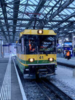 Frontansicht der neuen He(m) 4/4 41 der WAB am 9.2.22 im Bahnhof Lauterbrunnen.