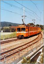 Ein WSB Be 4/4 der Serie 15-27 (Baujahr 1979) erreicht mit seinem Bt auf der Fahrt nach Menziken Burg den Bahnhof Zetzwil.