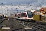 Der Zentralbahn IR 2916 von Luzern nach Interlaken Ost, bestehend aus dem halben Zentralbahn  Adler  150 203-4 und dem  Fink  160 003-4 verlassen Meiringen.

17. Februar 2021