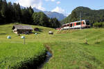 Zentralbahn-Zug, geführt vom dreiteiligen Triebzug 160 004, schlängelt sich von Brünig-Hasliberg nach Käppeli herunter, unterwegs nach Luzern.