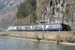 Der neue GoldenPass Express der BLS und MOB mit seiner 45 Minütigen Verspätung am 11.12.22 kurz vor seiner ersten Fahrplanmässigen Einfahrt in Interlaken Ost.