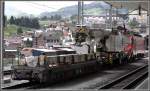 Die HGe 4/4 II 106  San Gottardo  wartet mit dem Kirow Schienenkran in Disentis auf die Abfahrt Richtung Oberalppass.