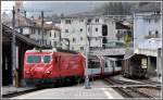 GlacierExpress 908 mit der HGe 4/4 II 104 f�hrt in Disentis/Must�r ein.