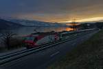 Re 446 016 und Re 446 018 fahren abends mit dem Voralpenexpress am oberen Zürichsee Richtung Rapperswil.Bild vom 28.2.2015
