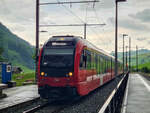 Appenzeller Bahnen Zug 1004  Betruef  ist mit der S23 aus Gossau SG in Wasserauen angekommen, 15.06.2025.