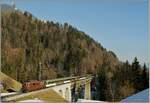 Die BLS Re 4/4 163  Grenchen  mit einem GoldenPass RE von Interlaken Ost nach Zweisimmen auf der 135 Meter lange Bunschenbachbrücke bei Weissenburg.