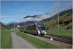 Der von Sarah Morris als  Monarch  gestaltete MOB Be 4/4 5001 mit seinen Steuerwagen ABt 341 und Bt 241 fährt als Regionalzug in Boden (Halt auf Verlangen) durch.