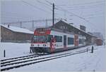 Der ex CEV Be 2/6 7004  Montreux, nun als Be 125 013 bei der Zentralbahn verlässt bei starkem Schneefall Innertkirchen mit dem Ziel Meiringen.