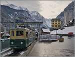 Der WAB BDeh 4/4 N° 115 ist mit seinem vollbeladenen Uaikt 821 in Lauterbrunnen eingetroffen, der Gütersteuerwagen wurde recht schnell entladen und nun rangiert der WAB BDeh 4/4 N° 115