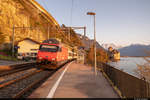 Am 04.04.2021 ist SBB Re 460 102-7 als IR90 1832 von Brig nach Genf Flughafen unterwegs und konnte hier im letzten Licht am Bahnhof Veytaux-Chillon aufgenommen werden.