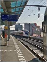 Während ein Euroduplex 2N2 als TGV Lyria 9268 auf Gleis 1 in Renens auf dem Weg nach Paris ist, verlässt, hier nur sparsam angedeutet, ein RE nach Annemasse den Bahnhof von Renens VD.