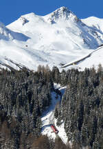 Parsennbahn bei der Ausweiche in der unteren Sektion, noch knapp unterhalb der Baumgrenze.