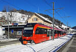 Roter Zug, blauer Himmel, weisser Schnee: S23 von Wasserauen nach Gossau SG im Bahnhof Urnäsch.