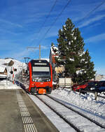 S23 von Wasserauen nach Gossau SG fährt in der Nachmittagsonne in Gonten ein.