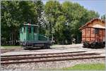 Am Nachmittag konnte ich im frei zugänglichen Museumsgelände der CTVJ in Le Pont den Tm I 102 (UIC 98 85 5230 320-4) bei Sonnenlicht fotografieren, wobei sich die grüne  Spitzmaus  recht gut vor dem Hintergrund der Bäume zu tarnen vermag.
28. August 2018