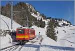 Mit einigen Eisenzapfen verziert, verlässt der TPC BVB BDeh 2/4 25 den Bahnhof Bouquetins Richtung Col de Bretaye.