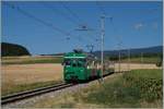 Der BAM MBC Be 4/4 11 mit einem Regionalzug kurz vor Chardonney-Château. Mit der Langsamfahrstelle wird der Verordnung Genüge getan, dass unbewachte Bahnübergänge mit nicht mehr als 50 km/h befahren werden dürfen.

21. Juli 2015
