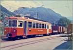 Heute, vor genau 35 Jahren, am 1. Juli wurde ich nach Blonay zur CEV versetzt, zur Milderung eines Personalengpasses und damit waren die Weichen für die Zukunft gestellt. Der kleine Bahnhof bietet, über all die Jahre hinweg gesehen überraschend viel Abwechslung und auch heute immer wieder interessante Motive.

Im Bild, ein Analogbild, wartet der CEV BDeh 2/4 72 mit Güterlast auf die Abfahrt nach Vevey. Damals wurden Stückgüter und die Post noch mit der Bahn nach Blonay gebracht.

im August, 1985