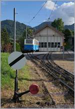 125 Jahre Rochers de Naye Bahn: Ein Bild, welches nur dank den Feierlichkeiten 125 Jahre Glion Rochers de Naye BB.de komform ist: Der Rochers de Naye Bhe 2/4 207 steht vor dem Depot in Glion und