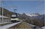 Der Alpina MOB ABe 4/4 9302 und ein weiterer an der Spitze des Zugs sind in Sendy-Sollard auf dem Weg nach Zweisimmen.