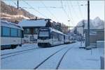 Am Schluss des GoldenPass Panoramic PE 2212 von Montreux nach Zweisimmen läuft der Alpina ABe 4/4 9303 mit.