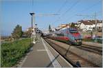 Der FS Trenitalia ETR 610 011 als EC 37 ist von Genève auf dem Weg nach Milano und fährt durch den Bahnhof von Rivaz, welcher nun den  Kundenbedürfnissen angepasst  wurde und im ETCS