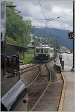  Il était une fois... les années 40 / Es war einmal: die 40er Jahre  Der GFM Historique BCe 4/4 131 (Baujahr 1943) erreicht Blonay und links stark angeschnitten zeigt sich noch eine Dampflok; in den 40ern wurde infolge Kohlemangels noch so manche Nebenbahn elektrifiziert und damit meist die Grundlage geschaffen, dass die Strecke in den 50ern und 60ern als die Bahn als unmodern kaum mehr in die Zeit passen wollte nicht stillgelegt wurde.

10. Sept. 2022