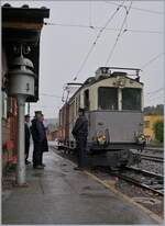 An einem trüben Herbsttag wartet der Leukerbad-Bahn BCFeh 4/4 N° 10 der Blonay-Chamby Bahn in Blonay auf die Abfahrt nach Chamby.