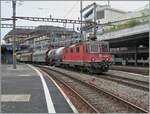 Es wird zunehmend seltener eine SBB Re 4/4 II in Einsatz zu sehen. Folglich fotografiert man (bzw. ich) was es zu fotografieren gibt: die SBB Re 4/4 II 11260 (Re 420 260-2) mit Spezialkupplung ist in Lausanne mit ihrem Güterzug auf dem Weg ins Wallis. 

7. Mai 2025