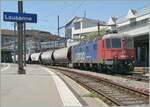 Die SBB Re 6/6 hat vor dem  Spaghetti - Zug auf dem Schweizer Abschnitt von Vallorbe nach Domodossola die lange Jahre hier im Einsatz stehenden Re 4/4 II in Dopppeltraktion abgelöst.