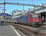 Die SBB Re 6/6 11622 (Re 620 022-4)  Suhr  wartet in Lausanne mit einem Güterzug auf die Weiterfahrt in Richtung Wallis.
