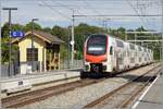 Der von einem SBB RABe 512 gef�hrten R1 24124 von Bex nach Grandson verl�sst den Bahnhof von Roche VD.