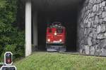 Impressionen aus dem Sommerurlaub 2020: Die FO Maschine HGe 4/4 32 verlässt den Tunnel und wird in Kürze in den Bahnhof von La Prairie einfahren.