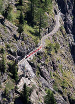 Der Panoramazug erreicht in wenigen Augenblicken den Endbahnhof Pied du barrage (unten in der Kurve).
