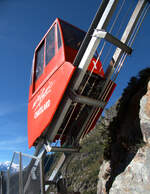 Blick unter die Standseilbahn minifunic beim Verlassen der Talstation Pied du Barrage.