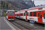 Während die beiden NINA RABe 525 039 und 040 als R 82 26121 nach Martigny unterwegs sind erreicht der TMR Region Alpes RABe 525 041 (und ein weiterer) als R 81 26120 Sembrancher. Nach kurzem Aufenthalt wird der Zug nach Le Châble weiterfahre. 

Wie hilfreich die Bezeichnung der Züge mit R 81, R 82 oder gar R auf der Strecke Martigny - Orsière/Le Châble ist, sei dahin gestellt, ich kann mir aber gut vorstellen, dass sich die Kunden sich an den ansonsten recht aussagekräftigen TMR Zugsabfahrtsanzeiger orientieren. 


