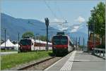 Im ehemaligen Grenzbahnhof von Le Bouveret grünt und blüht es nicht nur, sondern es kreuzen sich auch wieder Züge:   Auf Gleis 1 der Regionalzug 4427 nach Sion, während der auf