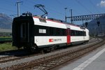 Domino Triebwagen Solo, vermutlich als Messzug, (Verkabelung und Bildschirme innen) am 24.9.16 beim Bahnhof Martigny.