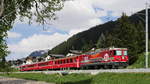 Zug R 1840 aus Filisur am Ende läuft Ge 4/4 II 617 Ilanz mit Werbung 50 Jahre LGB kurz vor Davos Platz; 11.06.2019  
