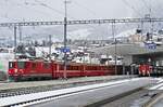 Pünktlich beginnt die Ge 4/4 II 631 der Rhätischen Bahn am 02.04.2022 ihre Fahrt nach Scuol-Tarasp in Disentis