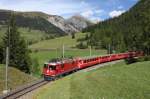 Oberhalb von Bergün ist die Ge 4/4 II 625 der Rhätischen Bahn mit ihrem Schnellzug auf dem  Albulakarussell  talwärts unterwegs.