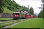 Die Ge 4/4 II 630 mit Werbeanstrich für das 100-Jahr Jubiläum der Bahnlinie Chur-Disentis im 2012 durchfährt am 11.