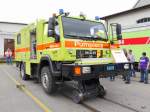 RhB - 125 Jahre Feier der RhB in Landquart mit dem Feuerwehrauto Schiene Xm 2/2 9928 / Strasse  GR 5532 auf dem Werkstätte Areal am 10.05.2014