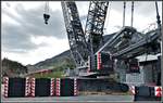 IR1140 aus St.Moritz mit einem Ait Steuerwagen an der Spitze nähert sich der Brückenbaustelle in Reichenau-Tamins.